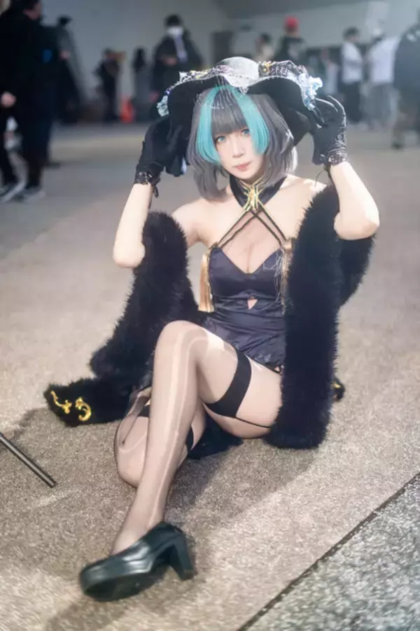 「【コスプレ】ガーターベルト＆ストッキングに目を奪われる！香港美女の『アズレン』チェシャーがスリットから覗く美脚を披露【写真8枚】」の画像