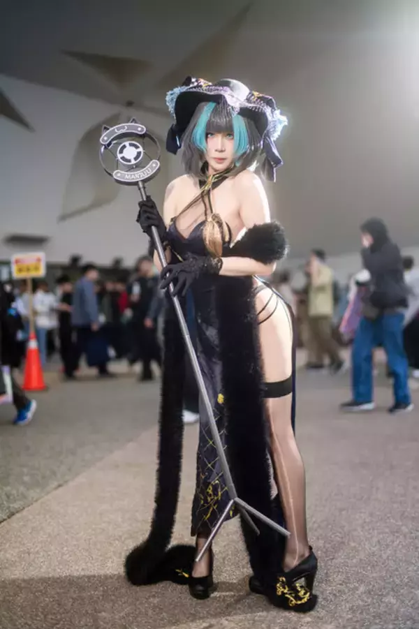 「【コスプレ】ガーターベルト＆ストッキングに目を奪われる！香港美女の『アズレン』チェシャーがスリットから覗く美脚を披露【写真8枚】」の画像