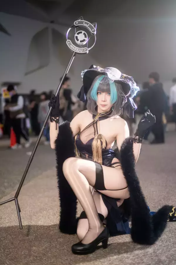 「【コスプレ】ガーターベルト＆ストッキングに目を奪われる！香港美女の『アズレン』チェシャーがスリットから覗く美脚を披露【写真8枚】」の画像