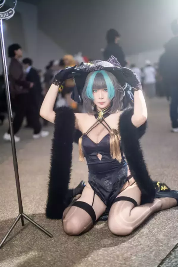 「【コスプレ】ガーターベルト＆ストッキングに目を奪われる！香港美女の『アズレン』チェシャーがスリットから覗く美脚を披露【写真8枚】」の画像