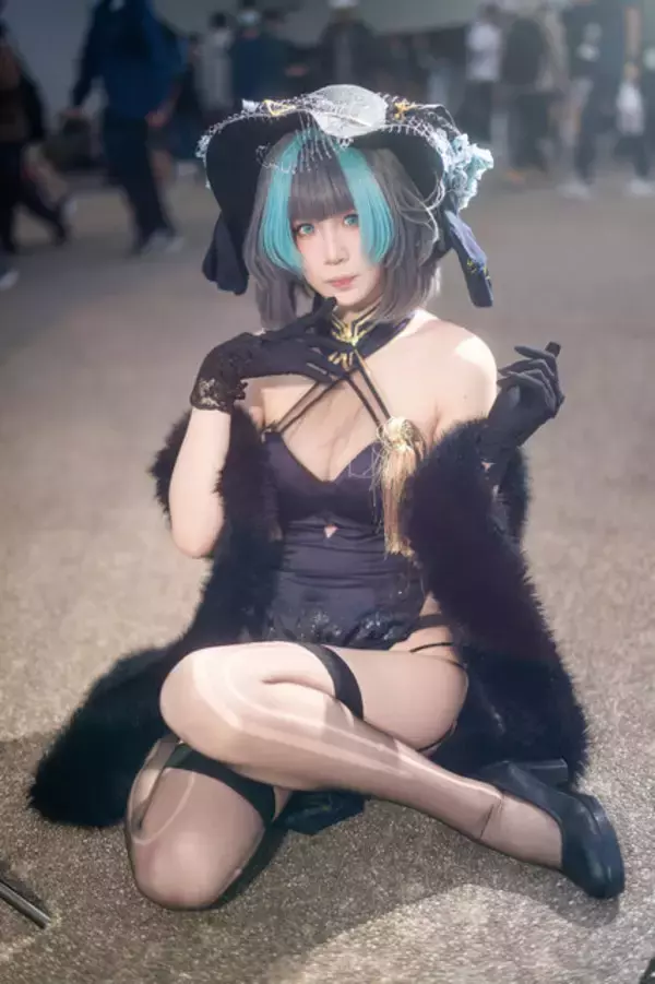 「【コスプレ】ガーターベルト＆ストッキングに目を奪われる！香港美女の『アズレン』チェシャーがスリットから覗く美脚を披露【写真8枚】」の画像