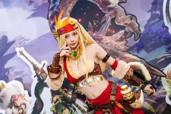 「【コスプレ】『モンハン』踊り子風の軽装備な衣装が似合う！くびれの美しさが際立つ女性ハンターが優雅なポージングで魅せる【写真7枚】」の画像