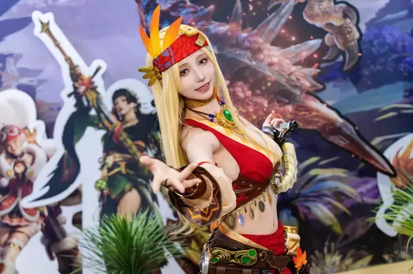 「【コスプレ】『モンハン』踊り子風の軽装備な衣装が似合う！くびれの美しさが際立つ女性ハンターが優雅なポージングで魅せる【写真7枚】」の画像