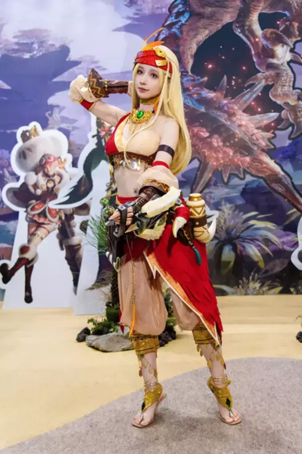 「【コスプレ】『モンハン』踊り子風の軽装備な衣装が似合う！くびれの美しさが際立つ女性ハンターが優雅なポージングで魅せる【写真7枚】」の画像
