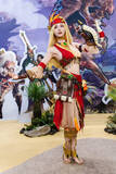 「【コスプレ】『モンハン』踊り子風の軽装備な衣装が似合う！くびれの美しさが際立つ女性ハンターが優雅なポージングで魅せる【写真7枚】」の画像5