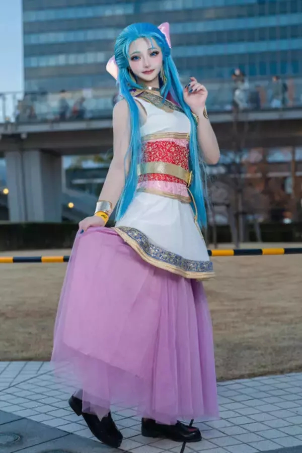 「【コスプレ】スタイル最高“マキマ”バニーに『ドラクエ5』フローラ＆ビアンカ、サロメ嬢まで「コミケ107」美女レイヤー8選【写真32枚】」の画像