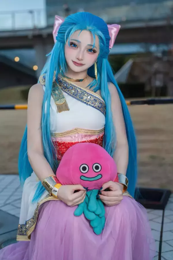 「【コスプレ】スタイル最高“マキマ”バニーに『ドラクエ5』フローラ＆ビアンカ、サロメ嬢まで「コミケ107」美女レイヤー8選【写真32枚】」の画像