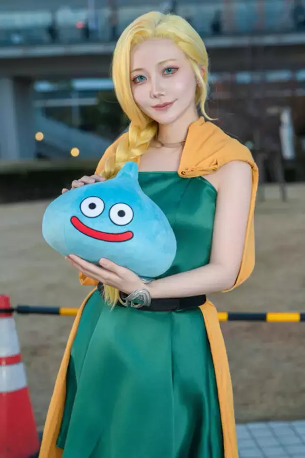 「【コスプレ】スタイル最高“マキマ”バニーに『ドラクエ5』フローラ＆ビアンカ、サロメ嬢まで「コミケ107」美女レイヤー8選【写真32枚】」の画像