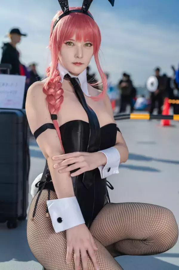 「【コスプレ】スタイル最高“マキマ”バニーに『ドラクエ5』フローラ＆ビアンカ、サロメ嬢まで「コミケ107」美女レイヤー8選【写真32枚】」の画像