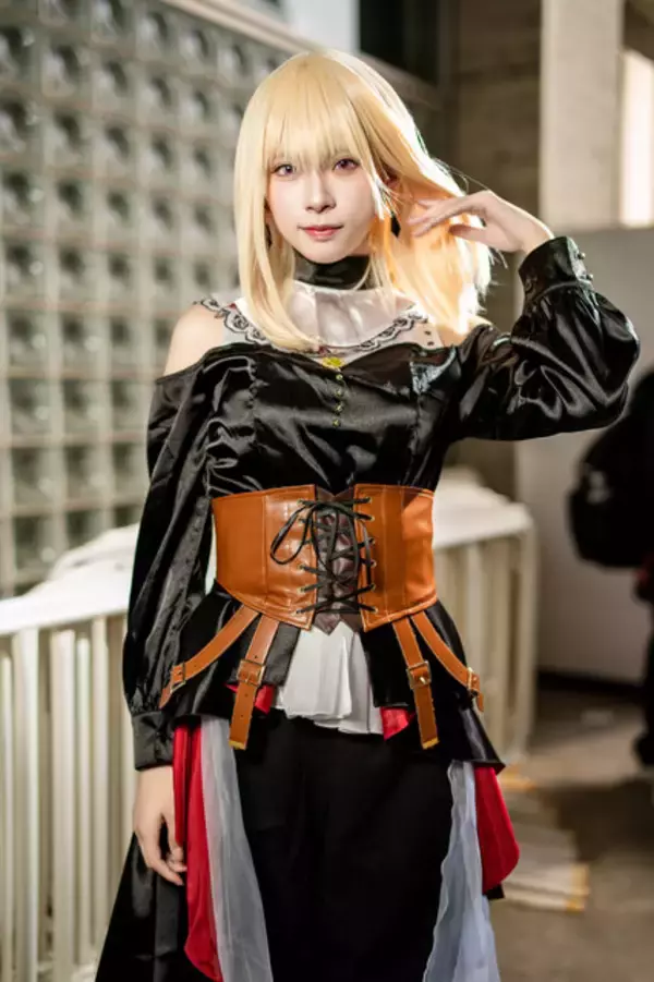 「【コスプレ】『BanG Dream!』ドロリスの金髪美女っぷりがクオリティー高すぎる！漆黒のドレスに凛とした表情が光る【写真9枚】」の画像