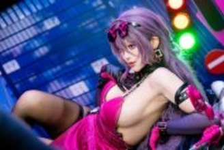 【コスプレ】圧巻のボディでバイクにまたがる美女ライダー！『カレイドライダー』ルーシーが妖艶なスタイルで魅了する【写真10枚】