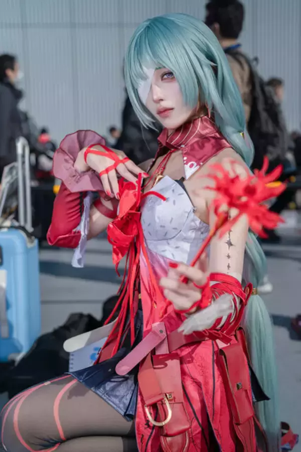 「【コスプレ】スタイル抜群な「ゼンゼロ」イヴリンや「学マス」リーリヤ、ホロライブまで人気キャラ勢揃いの「コミケ」美女レイヤー10選【写真44枚】」の画像