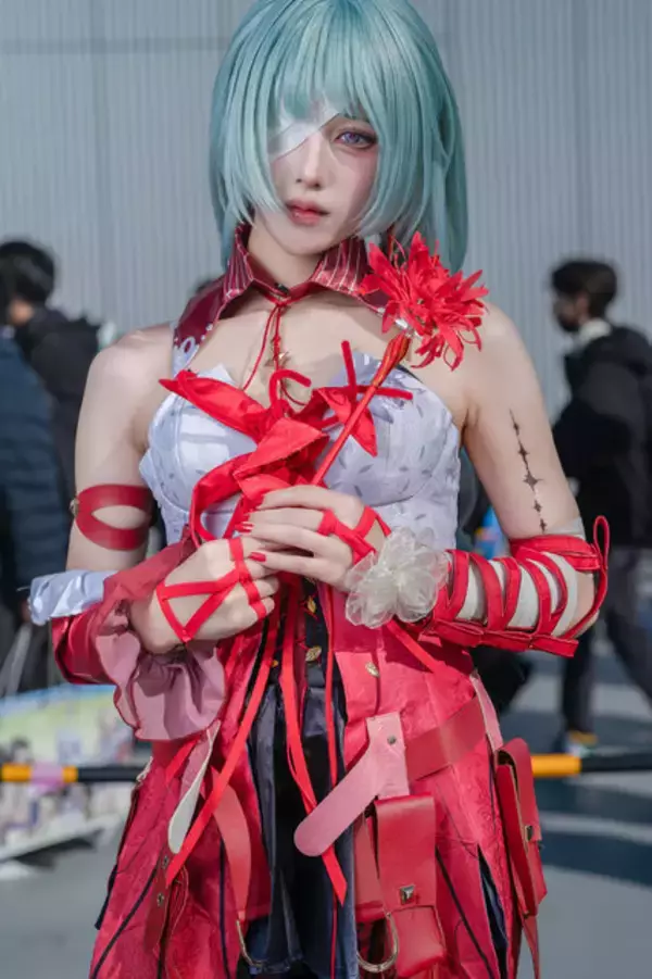 「【コスプレ】スタイル抜群な「ゼンゼロ」イヴリンや「学マス」リーリヤ、ホロライブまで人気キャラ勢揃いの「コミケ」美女レイヤー10選【写真44枚】」の画像