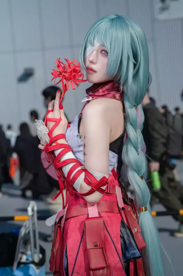 「【コスプレ】スタイル抜群な「ゼンゼロ」イヴリンや「学マス」リーリヤ、ホロライブまで人気キャラ勢揃いの「コミケ」美女レイヤー10選【写真44枚】」の画像