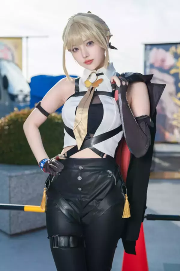 「【コスプレ】スタイル抜群な「ゼンゼロ」イヴリンや「学マス」リーリヤ、ホロライブまで人気キャラ勢揃いの「コミケ」美女レイヤー10選【写真44枚】」の画像