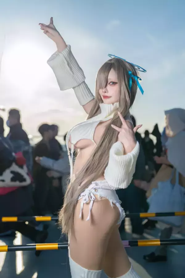 「【コスプレ】スタイル抜群な「ゼンゼロ」イヴリンや「学マス」リーリヤ、ホロライブまで人気キャラ勢揃いの「コミケ」美女レイヤー10選【写真44枚】」の画像