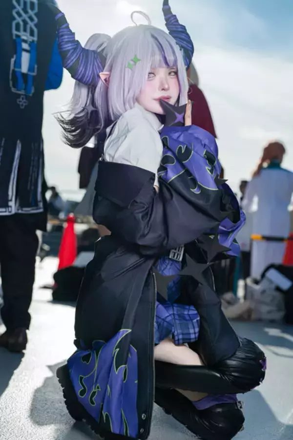 「【コスプレ】地雷ストリートなミニスカ衣装が可愛すぎ！ホロライブ「ラプ様」の美女レイヤーは尊大な態度×ラブリーなポーズで魅せる【写真8枚】」の画像