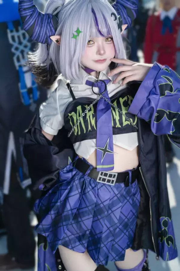 「【コスプレ】地雷ストリートなミニスカ衣装が可愛すぎ！ホロライブ「ラプ様」の美女レイヤーは尊大な態度×ラブリーなポーズで魅せる【写真8枚】」の画像