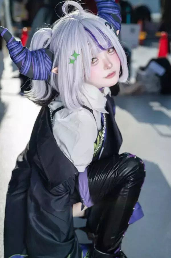 「【コスプレ】地雷ストリートなミニスカ衣装が可愛すぎ！ホロライブ「ラプ様」の美女レイヤーは尊大な態度×ラブリーなポーズで魅せる【写真8枚】」の画像