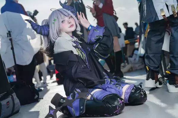 「【コスプレ】地雷ストリートなミニスカ衣装が可愛すぎ！ホロライブ「ラプ様」の美女レイヤーは尊大な態度×ラブリーなポーズで魅せる【写真8枚】」の画像