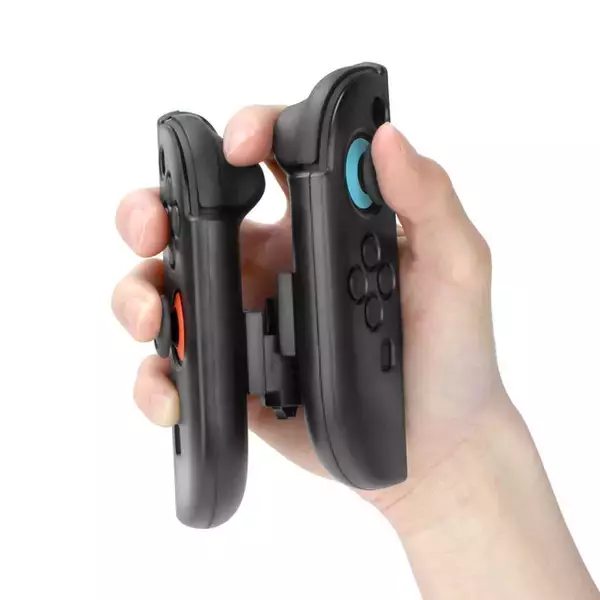 「スイッチ2を片手で操作！ユニバーサルな設計を採用し、“ながらプレイ”にも対応した「Joy-Con 2」用アタッチメントが限定販売」の画像