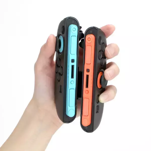 「スイッチ2を片手で操作！ユニバーサルな設計を採用し、“ながらプレイ”にも対応した「Joy-Con 2」用アタッチメントが限定販売」の画像