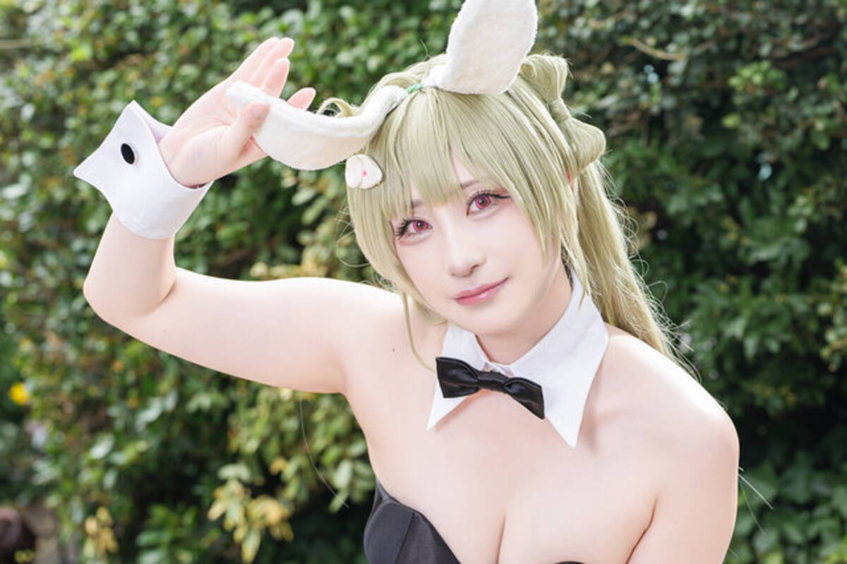 コスプレ】恥じらう振り向きポーズがセクシーで可愛い！『NIKKE 