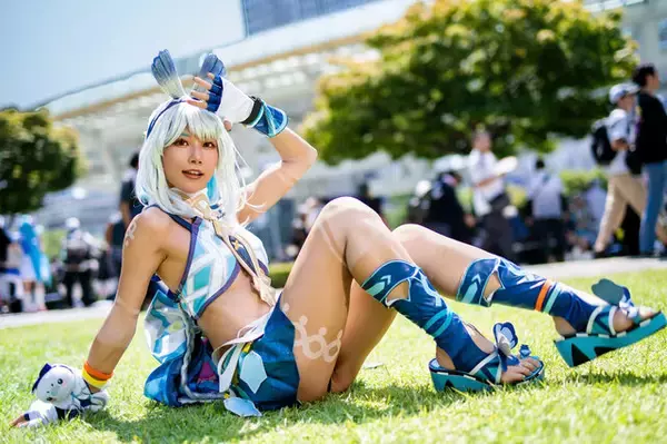 「【コスプレ】太陽に照らされたスレンダーな褐色の美ボディが躍動！『原神』ムアラニの笑顔に元気がもりもり湧いてくる【写真8枚】」の画像