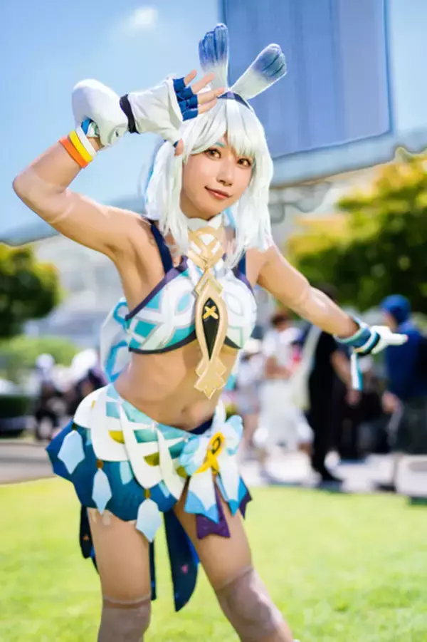 「【コスプレ】太陽に照らされたスレンダーな褐色の美ボディが躍動！『原神』ムアラニの笑顔に元気がもりもり湧いてくる【写真8枚】」の画像