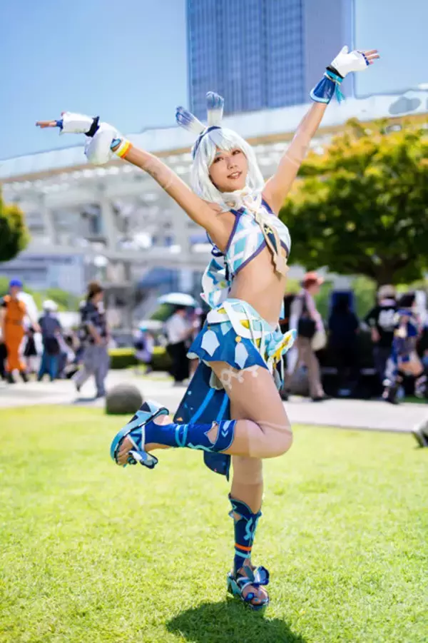 「【コスプレ】太陽に照らされたスレンダーな褐色の美ボディが躍動！『原神』ムアラニの笑顔に元気がもりもり湧いてくる【写真8枚】」の画像