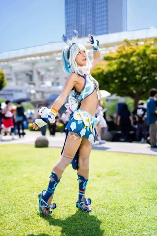 「【コスプレ】太陽に照らされたスレンダーな褐色の美ボディが躍動！『原神』ムアラニの笑顔に元気がもりもり湧いてくる【写真8枚】」の画像