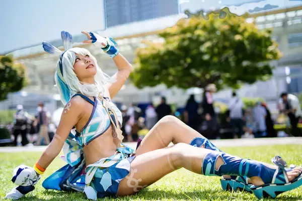 「【コスプレ】太陽に照らされたスレンダーな褐色の美ボディが躍動！『原神』ムアラニの笑顔に元気がもりもり湧いてくる【写真8枚】」の画像