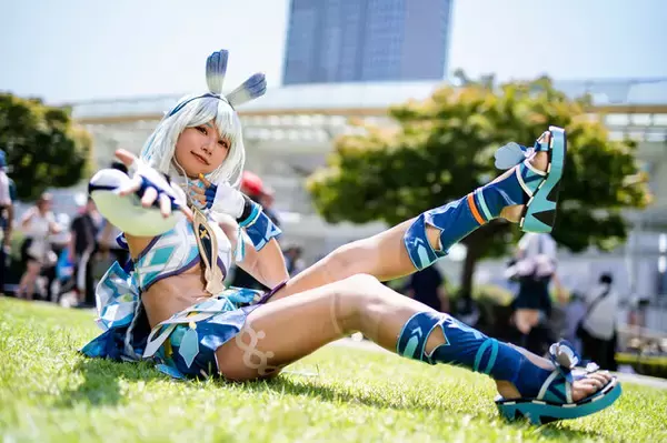 「【コスプレ】太陽に照らされたスレンダーな褐色の美ボディが躍動！『原神』ムアラニの笑顔に元気がもりもり湧いてくる【写真8枚】」の画像