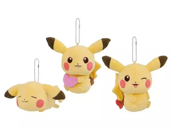 「「ポケモン」×「CanCam」のピカチュウぬいぐるみがプライズに登場！キュート過ぎるパステルカラーに」の画像