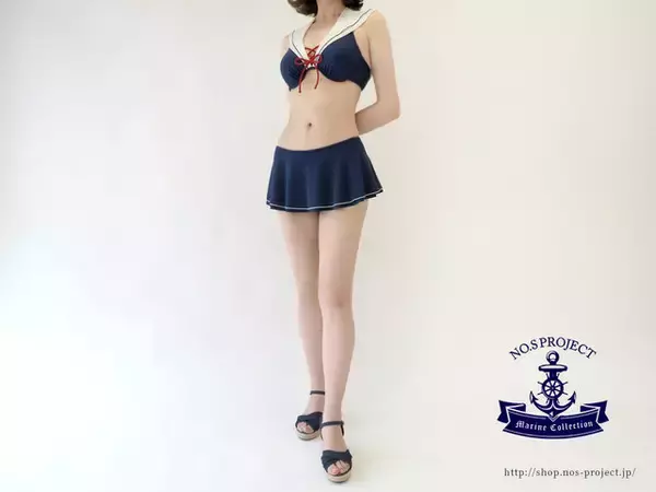 「チラリズム溢れる「セーラー服×縞パン」な水着が眩しすぎ！ 揺れるフレアスカートに視線釘付け」の画像