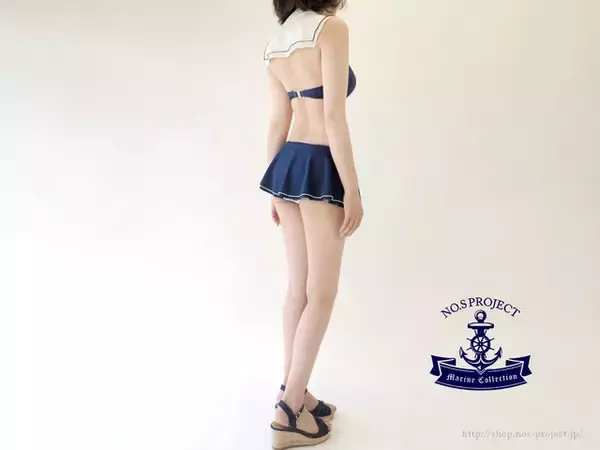 「チラリズム溢れる「セーラー服×縞パン」な水着が眩しすぎ！ 揺れるフレアスカートに視線釘付け」の画像