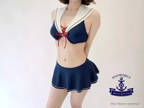 「チラリズム溢れる「セーラー服×縞パン」な水着が眩しすぎ！ 揺れるフレアスカートに視線釘付け」の画像