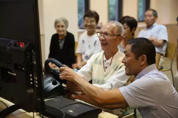 「『グランツーリスモSPORT』のプレイで高齢者の認知機能全般が改善傾向に─デジタルシニア世代を対象とした調査や活動を展開」の画像