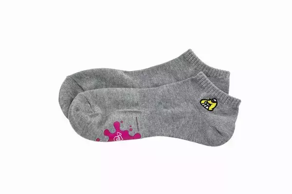 「『スプラトゥーン2』の「イカロゴマット」と「ヤキフグソックス」をリアルに再現したアイテムが登場！」の画像