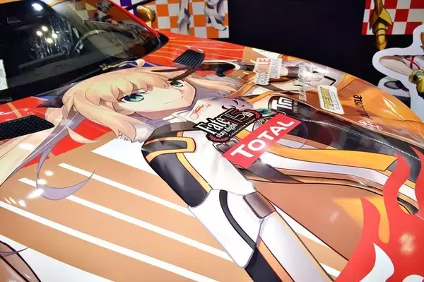 「真っ赤な『Fate』レーシングカーが来場者の視線を釘付けに！Fate Projectバザール「グッドスマイルカンパニー」ブースレポ【FGOフェス2019】」の画像