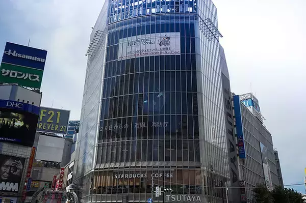 「『FGO』が渋谷スクランブル交差点をジャック！8月11日まで4周年特別映像を街頭ビジョン5ヶ所同時放映」の画像