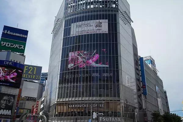 「『FGO』が渋谷スクランブル交差点をジャック！8月11日まで4周年特別映像を街頭ビジョン5ヶ所同時放映」の画像