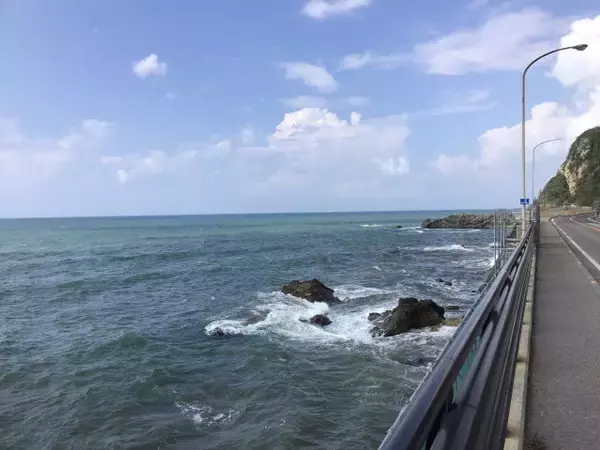 「『FGO』日差し照り付ける真夏の昼間…野を越え山越え海に辿り着いた僕は「水着ガチャ」を引く―大自然で挑むガチャには驚きのドラマが待っていた！【特集】」の画像