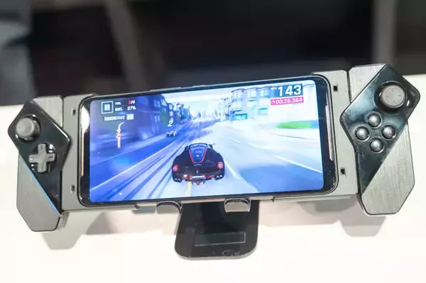 「ASUS新型ゲーミングフォン「ROG Phone2」が世界最高峰な6つの理由！“やり過ぎ”な充実機能に心躍る」の画像