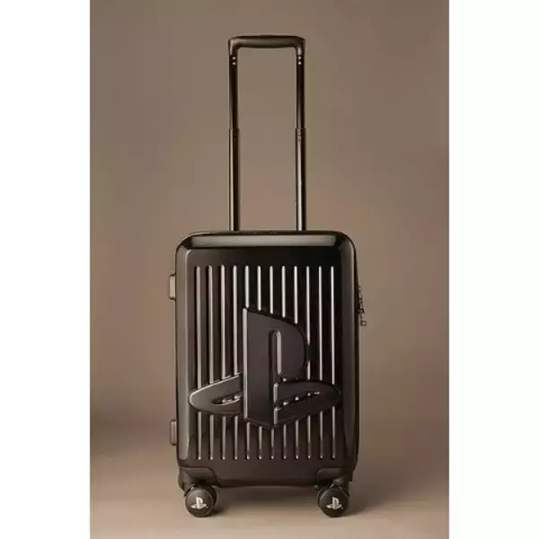 派手過ぎないデザインが嬉しい「プレステキャリーケース」が新登場！キャスターホイールにまでPSロゴが印刷された、こだわりの一品