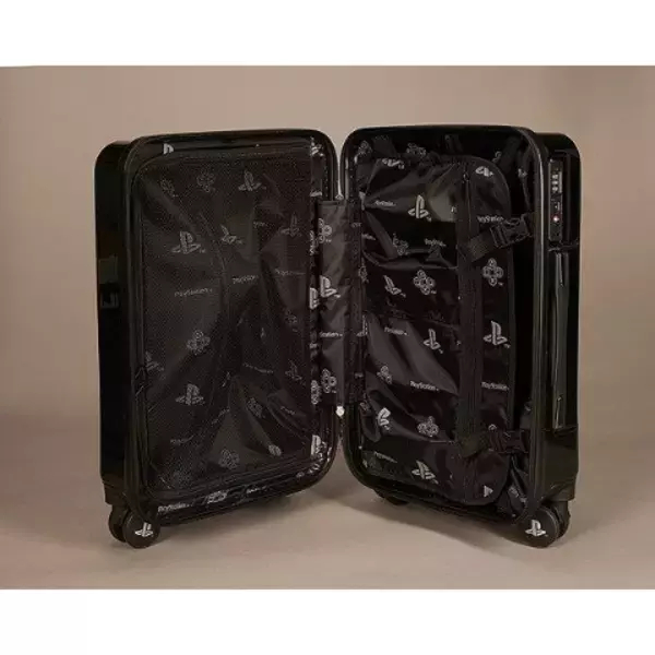 「派手過ぎないデザインが嬉しい「プレステキャリーケース」が新登場！キャスターホイールにまでPSロゴが印刷された、こだわりの一品」の画像