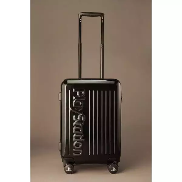 「派手過ぎないデザインが嬉しい「プレステキャリーケース」が新登場！キャスターホイールにまでPSロゴが印刷された、こだわりの一品」の画像