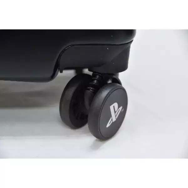 「派手過ぎないデザインが嬉しい「プレステキャリーケース」が新登場！キャスターホイールにまでPSロゴが印刷された、こだわりの一品」の画像