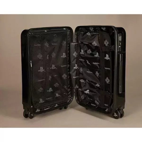 「派手過ぎないデザインが嬉しい「プレステキャリーケース」が新登場！キャスターホイールにまでPSロゴが印刷された、こだわりの一品」の画像