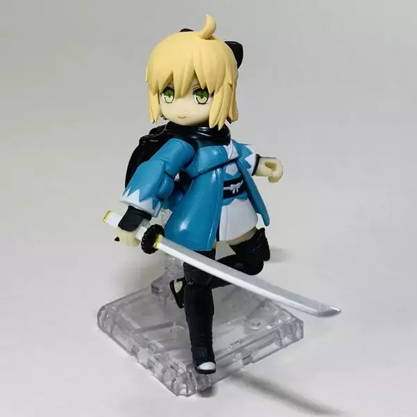 「デスクトップアーミー『FGO』シリーズ第3弾！沖田や武蔵などの和サーヴァントがD-phoneになって登場」の画像